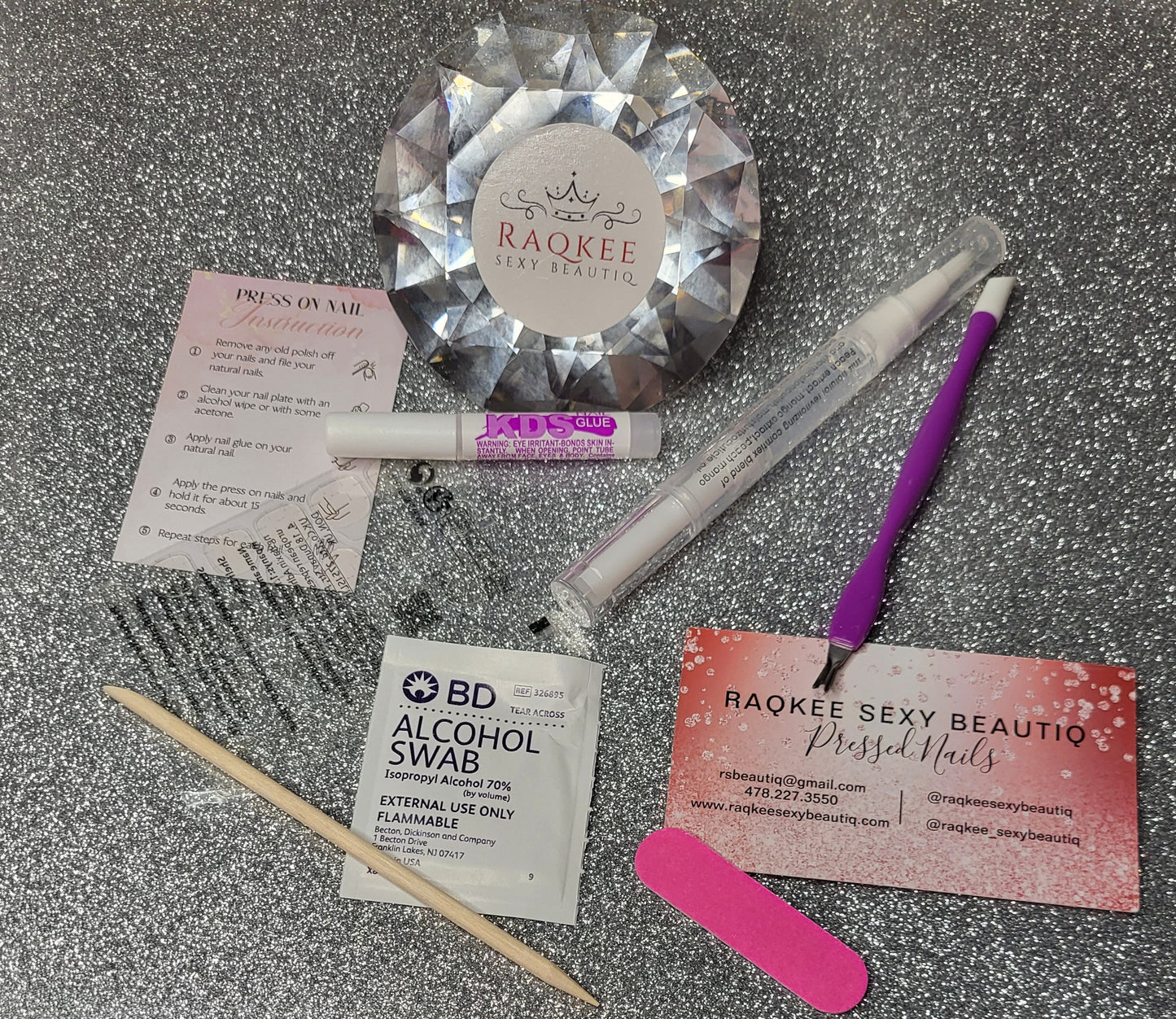 Money Design Press On Nails With 3D Heart Decor And Gold Flakes